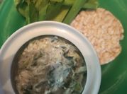 Una foto de tzatziki con eneldo