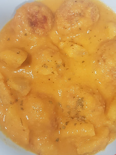 Una foto de Albóndigas con patatas en salsa