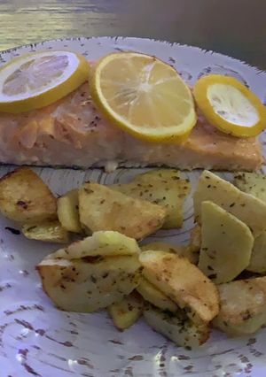 Una foto de Salmón al horno con papas