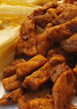 Una foto de Zorza a la gallega con patatas fritas