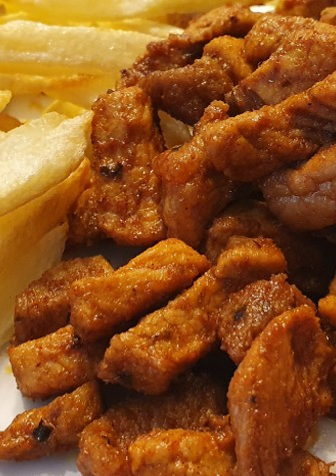 Una foto de Zorza a la gallega con patatas fritas