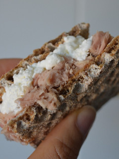 Una foto de Mini bocadillo de queso y atún