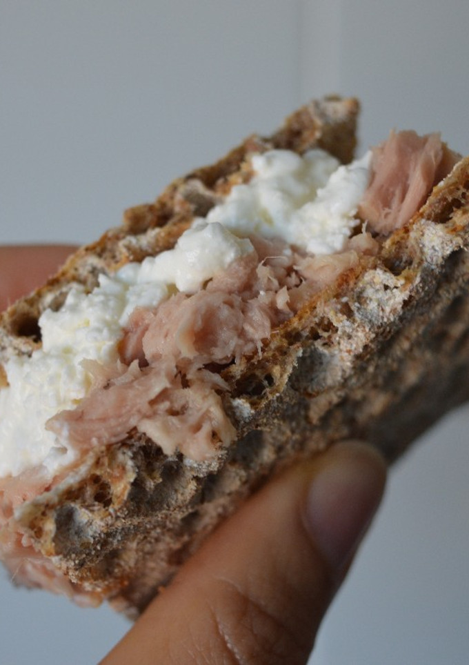 Una foto de Mini bocadillo de queso y atún