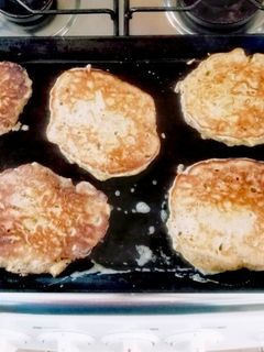 Una foto de Tortitas de manzana y avena