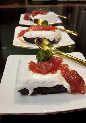 A picture of No bake Oreo strawberry cheesecake.