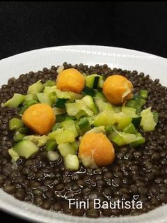 Una foto de Lentejas negras con calabacín y boniato(vegano)