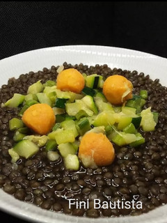 Una foto de Lentejas negras con calabacín y boniato(vegano)