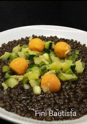 Una foto de Lentejas negras con calabacín y boniato(vegano)