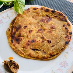 A picture of Daal Parantha.