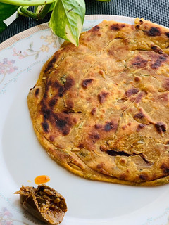 A picture of Daal Parantha.