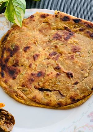 A picture of Daal Parantha.