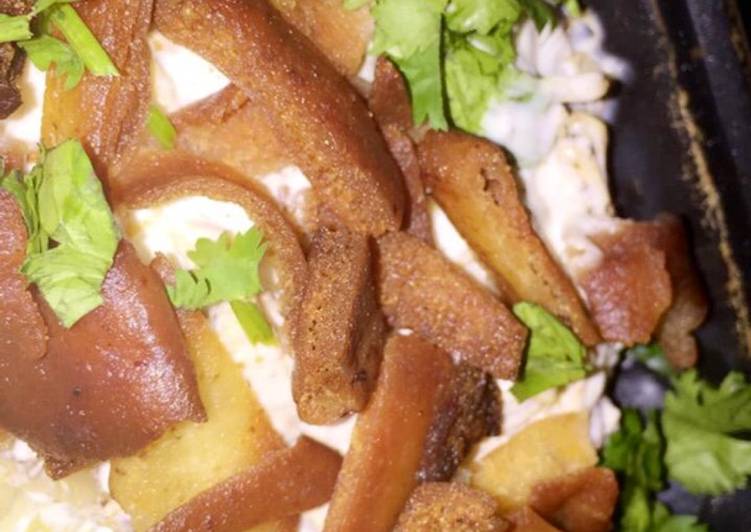 فتة بطاطا وباذنجان مع دجاج