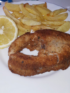 Una foto de Pescado empanado🐟🥔
