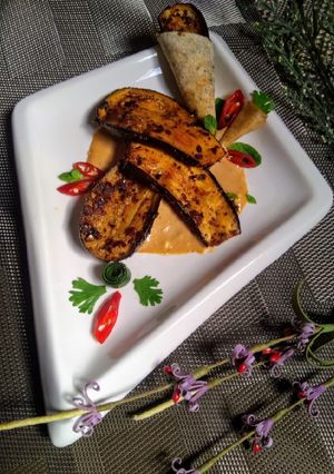 A picture of Mediterranean brinjals with special tahina dynamite sauce.