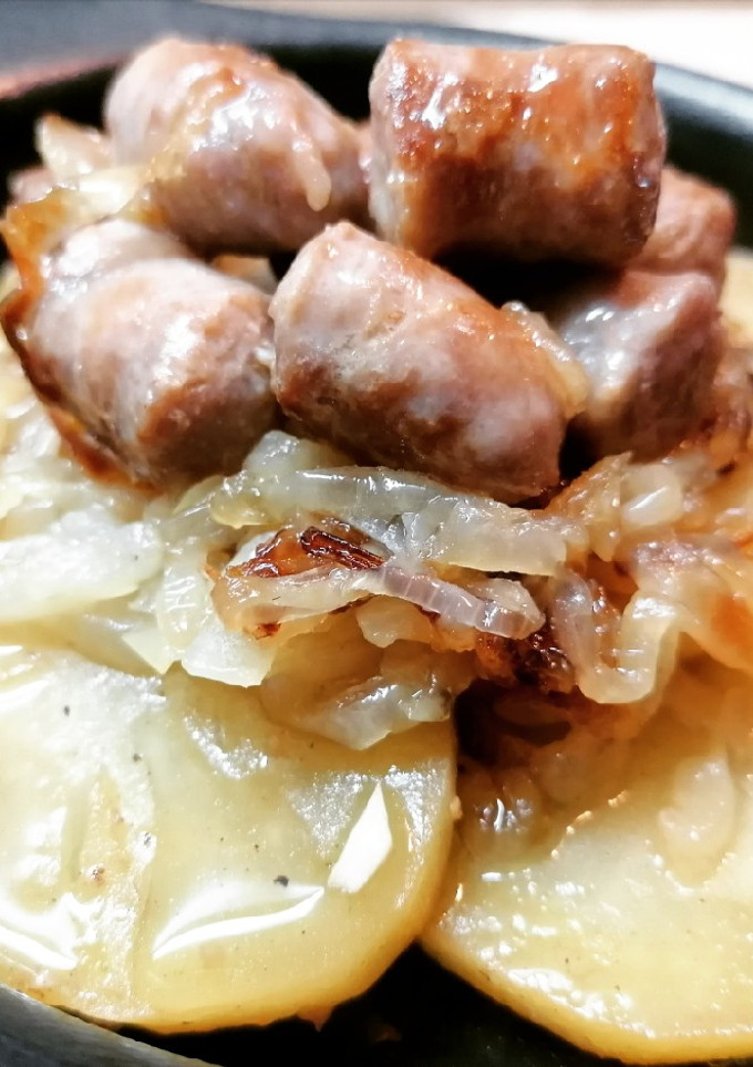 Una foto de Salchichas encebolladas al cava