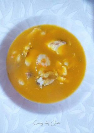 Una foto de Sopa de besugos con gambas frescas pequeñas