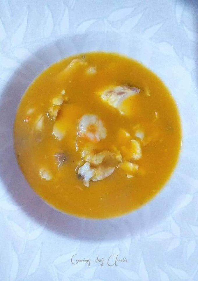 Una foto de Sopa de besugos con gambas frescas pequeñas
