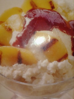 A picture of Grilled peach melba.