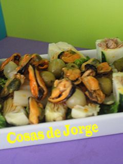 Una foto de Ensalada de vasitos de pepino y mejillones