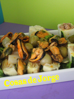 Una foto de Ensalada de vasitos de pepino y mejillones