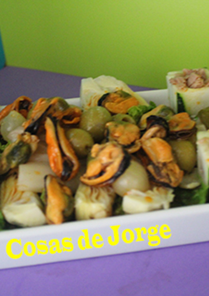 Una foto de Ensalada de vasitos de pepino y mejillones