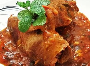 Foto de Bife a Rolê com Bacon, cenoura, Pimentões ao Molho de Tomates Frescos