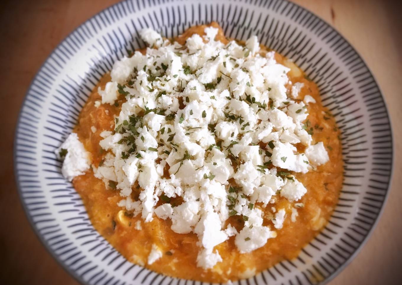 Strapatsada —Revuelto griego de huevo y tomate—