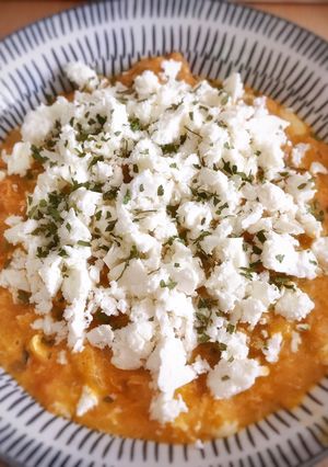 Una foto de Strapatsada —Revuelto griego de huevo y tomate—