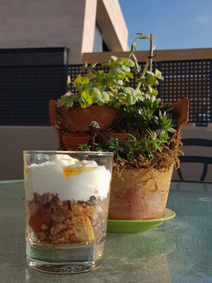 Una foto de Apple crumble individual en vasito