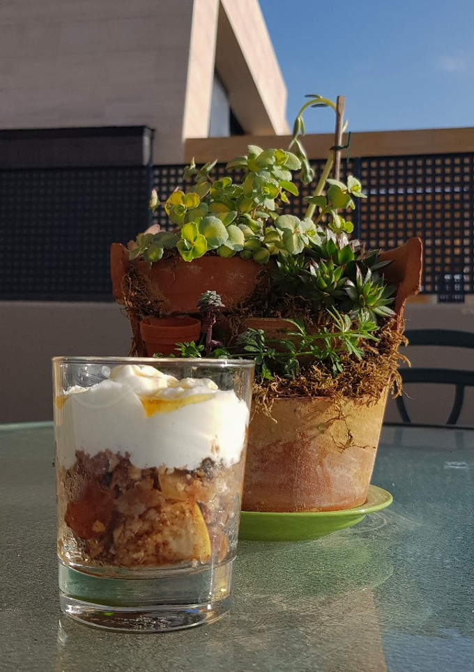 Una foto de Apple crumble individual en vasito