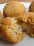 Crocchette di risotto al tartufo con cuore filante di scamorza