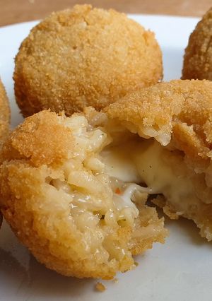Foto di Crocchette di risotto al tartufo con cuore filante di scamorza