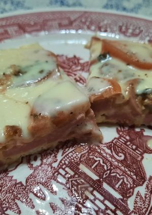 Una foto de Pizza de huevo tipo omelette