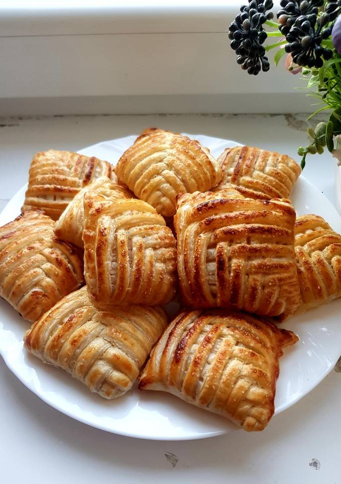 Слойки с яблоками и корицей