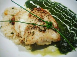 Una foto de Filete de bagre en espejo de pimiento