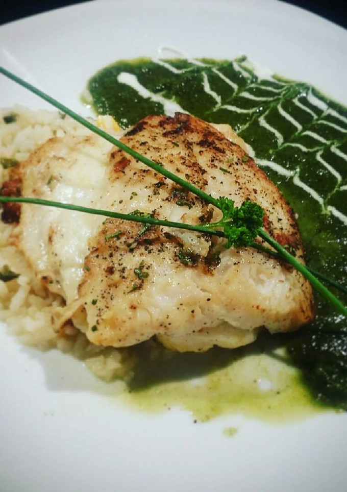 Una foto de Filete de bagre en espejo de pimiento