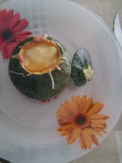 Una foto de Calabacines luna rellenos de atún