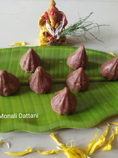 चॉकलेट मोदक (Chocolate Modak recipe in hindi) रेसिपी मुख्य फोटो