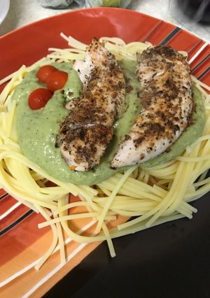 Una foto de Espaguetis con salsa verde
