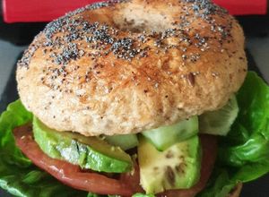 Une photo de Bagel avocat concombre fromage frais