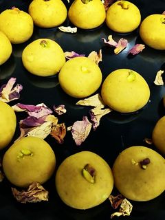 बेसन के लड्डू (besan ke ladoo recipe in Hindi) रेसिपी मुख्य फोटो