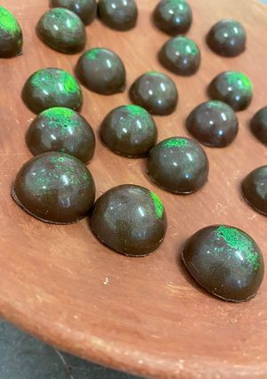 Una foto de Bombones rellenos de maracuyá