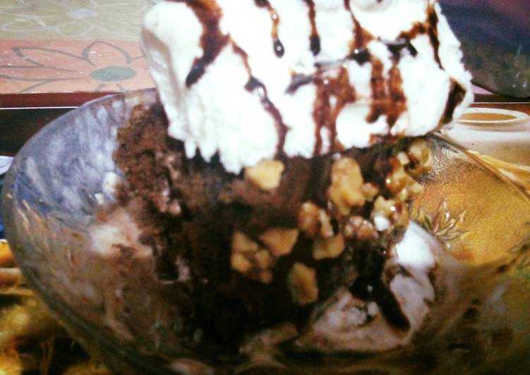 Simple Way to Prepare Any-night-of-the-week Brownie with Vanilla ice cream