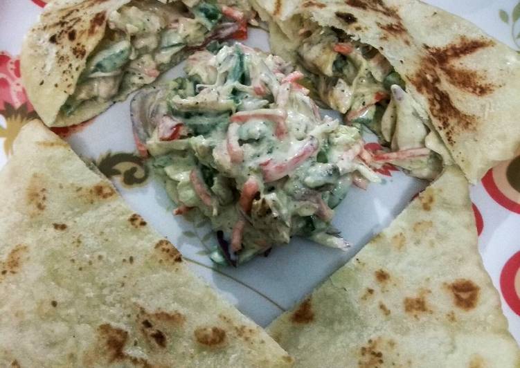 Shwarama salad with pita bread