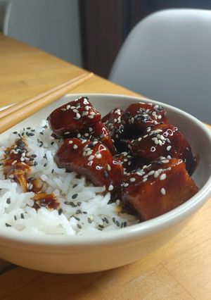 Une photo de 🥢 Tofu laqué et riz basmati