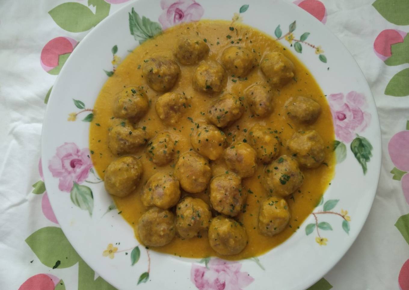 Alb贸ndigas en salsa naranja馃