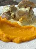 Filetes de merluza rellenas con jamón y queso, acompañadas con puré de calabacín