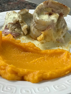 Una foto de Filetes de merluza rellenas con jamón y queso, acompañadas con puré de calabacín