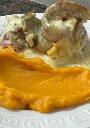 Una foto de Filetes de merluza rellenas con jamón y queso, acompañadas con puré de calabacín