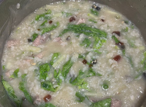 【台式】皮蛋瘦肉粥（加小白菜） 的食譜成品照片
